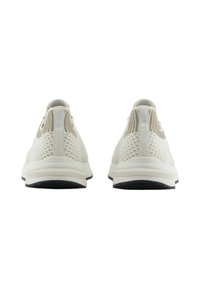 Scarpe da tennis leggere con una tomaia in mesh bianco traspirante, dettagli beige e una suola nera. Design minimalista con texture sottili.