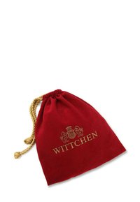 Czerwony welurowy woreczek ze sznurkiem w kolorze złotym i wytłoczonym logo "WITTCHEN." Miękka tekstura, zaokrąglona podstawa i zebrany otwór.
