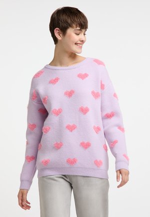 Hellblauer Pullover mit strukturierten pinken Herzmustern, Rundhalsausschnitt und gerippten Bündchen. Weiches Material und lässiger Schnitt.