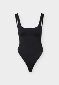 Μαύρο ολόσωμο μαγιό με τετράγωνο ντεκολτέ, λεπτά διπλά λουριά στους ώμους και ψηλές ανοίγματα στα πόδια σε απλό ανοιχτό φόντο.