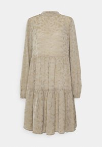 Vestido beige de manga larga hecho de tela texturizada, con un escote alto, falda de capas y un sutil patrón abstracto en toda su superficie.