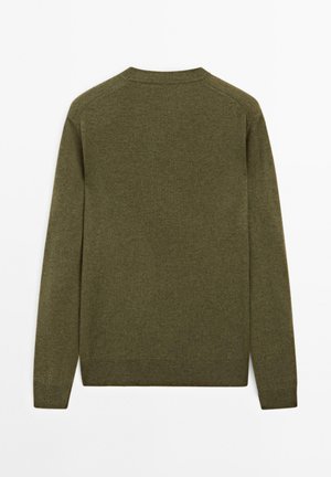 Maglione verde oliva a maniche lunghe con collo a giro e polsini e orlo a costine. Tessuto morbido con un design semplice e senza cuciture e senza motivi visibili.