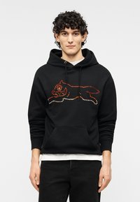 Μαύρο φούτερ με κουκούλα και κορδόνι, με πολύχρωμο σχέδιο από στρας σε σχήμα γάτας. Διαθέτει μπροστινή τσέπη και μακριά μανίκια.