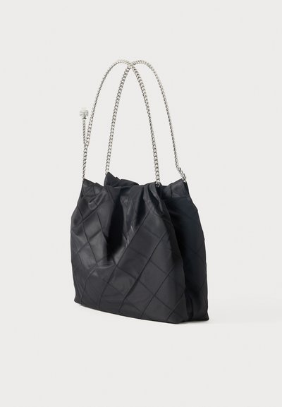 Μαύρη χειροποίητη τσάντα από δέρμα με δύο ασημένιες αλυσίδες ώμου σε λευκό φόντο.