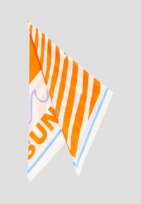 Écharpe orange et blanche à motifs, comportant des rayures et du texte, en tissu léger avec une forme triangulaire et une bordure bleue.