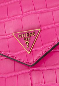 Guess Käsilaukku - pink