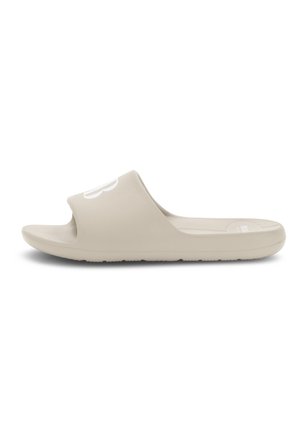 Beige Slip-On Gummi-Sandale mit breitem Riemen und weißem Logo, entworfen für den Alltag und einfachen Tragekomfort.