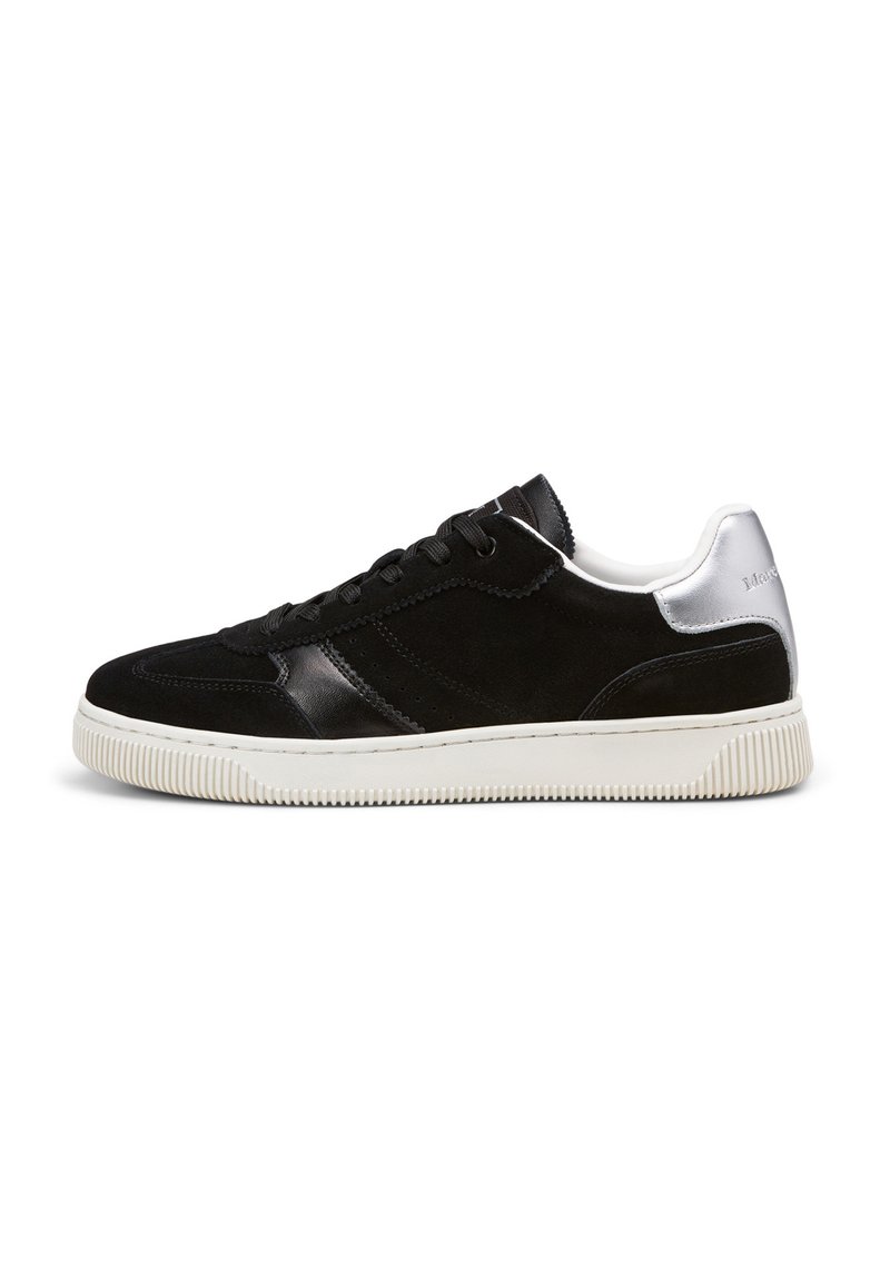 Schwarze Sneakers aus einer Mischung von Wildleder und Leder, ausgestattet mit einer weißen Gummisohle, silbernen Akzenten und schwarzen Schnürsenkeln. Einfaches, niedrig geschnittenes Design.