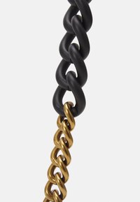 Dwa połączone ze sobą łańcuchy: gruby czarny łańcuch połączony z mniejszym złotym łańcuchem na jednolitym białym tle.
