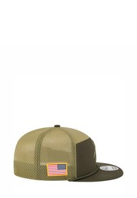 Olivgrüner Hut mit flacher Krempe, Mesh-Einsätzen, einem gestickten Logo und einem rechteckigen Patch der Vereinigten Staatenflagge an der Seite.