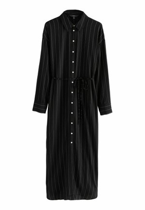 Robe chemise midi noire à manches longues avec fines rayures verticales blanches, boutonnée sur le devant, col et ceinture nouée à la taille.