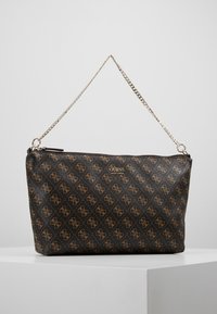 Bruine schoudertas met patroon en een gouden kettingriem, met het Guess-logo en een getextureerd materiaal. Voorzien van een ritssluiting.