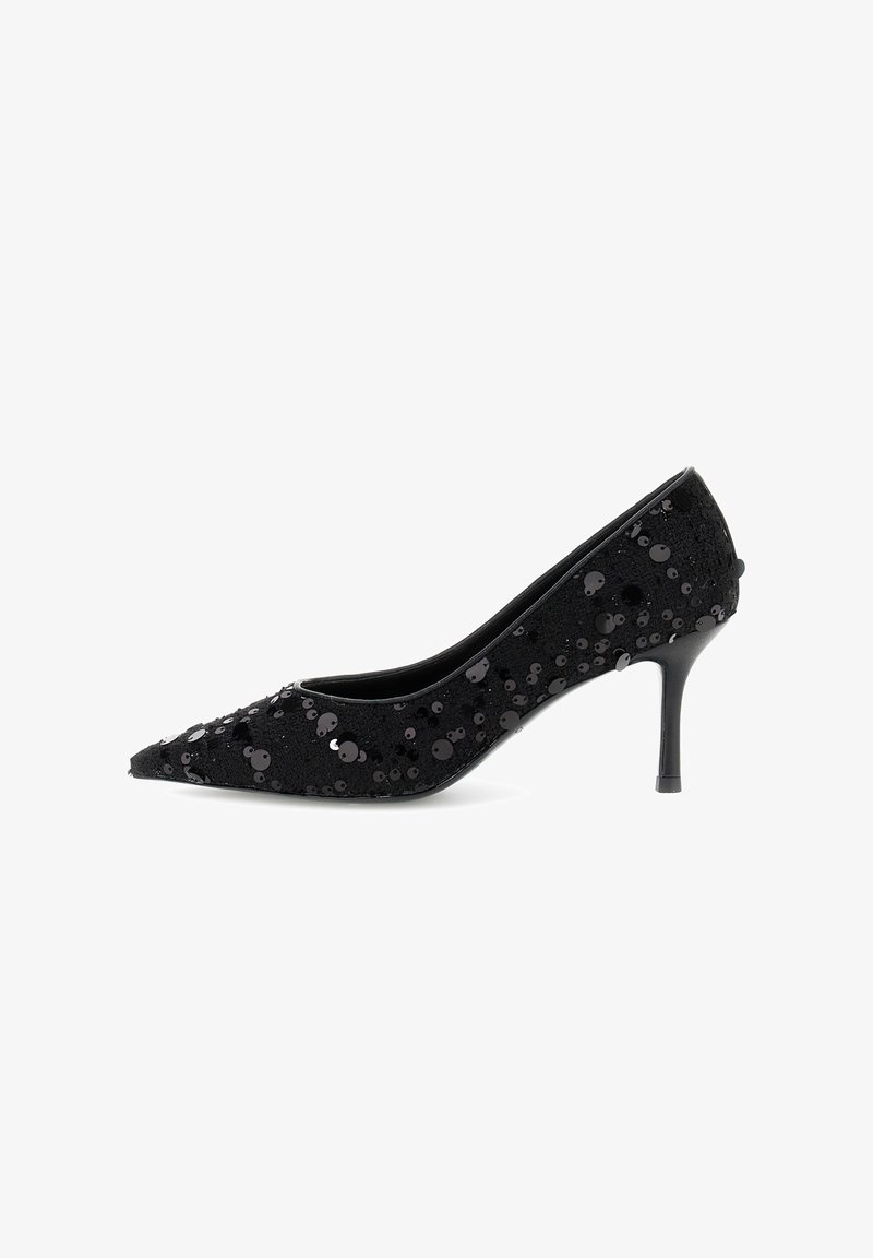 Scarpe con tacco stiletto a punta nera per donna, rivestite di paillettes, mostrate in profilo laterale su sfondo bianco.