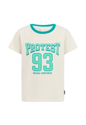 Lichtbeige T-shirt met korte mouwen en een getailleerde teal ribgebreide halslijn. Voorzien van vetgedrukte tekst met de woorden "PROTEST 93" en "ORIGINAL SPORTSWEAR" in contrasterende kleuren.