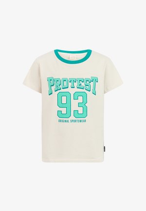 Lichtbeige T-shirt met korte mouwen en een getailleerde teal ribgebreide halslijn. Voorzien van vetgedrukte tekst met de woorden "PROTEST 93" en "ORIGINAL SPORTSWEAR" in contrasterende kleuren.