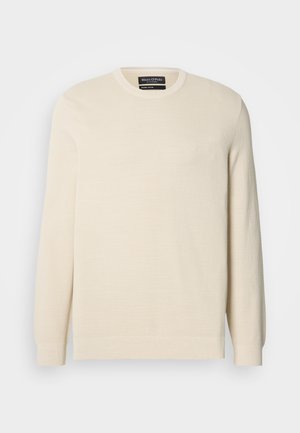 Jasnobeżowy sweter z dzianiny o okrągłym dekolcie, długich rękawach oraz delikatnym, teksturowanym wzorze. Posiada emblemat na piersi i ściągacz na dole.