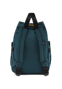 Turkusowy plecak wykonany z teksturowanej tkaniny, wyposażony w czarne regulowane paski, górny uchwyt oraz boczne kieszenie do przechowywania.