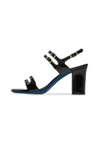 Sandalo in pelle verniciata nera con tre cinturini regolabili, accessori in metallo color oro, tacco a blocco e suola blu. Design classico con punta aperta.