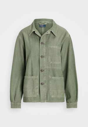 Veste boutonnée vert olive avec trois poches plaquées à l'avant et un col classique, réalisée en tissu solide.