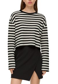 Zwart-wit gestreepte cropped trui met lange mouwen, gebreide textuur, ronde halslijn, gecombineerd met een zwarte wikkelrok.