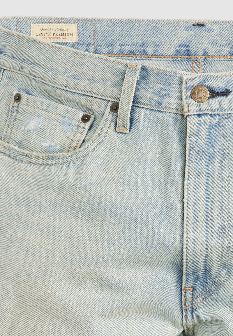 Hellblaue Jeans aus Denim mit einem distressed Design, fünf Taschen-Style, Kupferriegeln und einem sichtbaren Logo-Tag am Hosenbund.