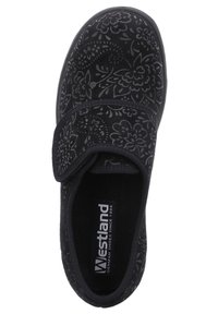 Černá obuv na slip-on s květinovým vzorem embosovaným na měkké látce, s suchým zipem a polstrovanou stélkou pro pohodlí.