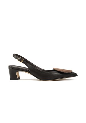 Czarny skórzany sandał na obcasie typu slingback z niskim, masywnym obcasem i spiczastym noskiem, zdobiony brązową, okrągłą aplikacją z zamszu na górze.