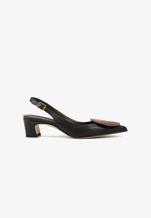 Czarny skórzany sandał na obcasie typu slingback z niskim, masywnym obcasem i spiczastym noskiem, zdobiony brązową, okrągłą aplikacją z zamszu na górze.