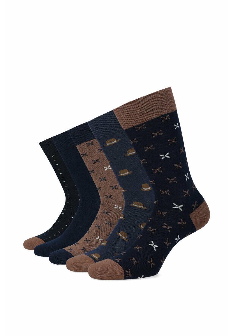 Pięć par skarpet wyeksponowanych; charakteryzujących się różnymi odcieniami niebieskiego i brązowego, z wzorami kapeluszy oraz krzyżowymi wzorami, zakończonych kontrastującymi palcami.