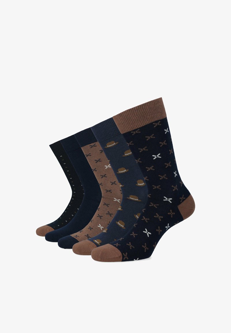 Pięć par skarpet wyeksponowanych; charakteryzujących się różnymi odcieniami niebieskiego i brązowego, z wzorami kapeluszy oraz krzyżowymi wzorami, zakończonych kontrastującymi palcami.