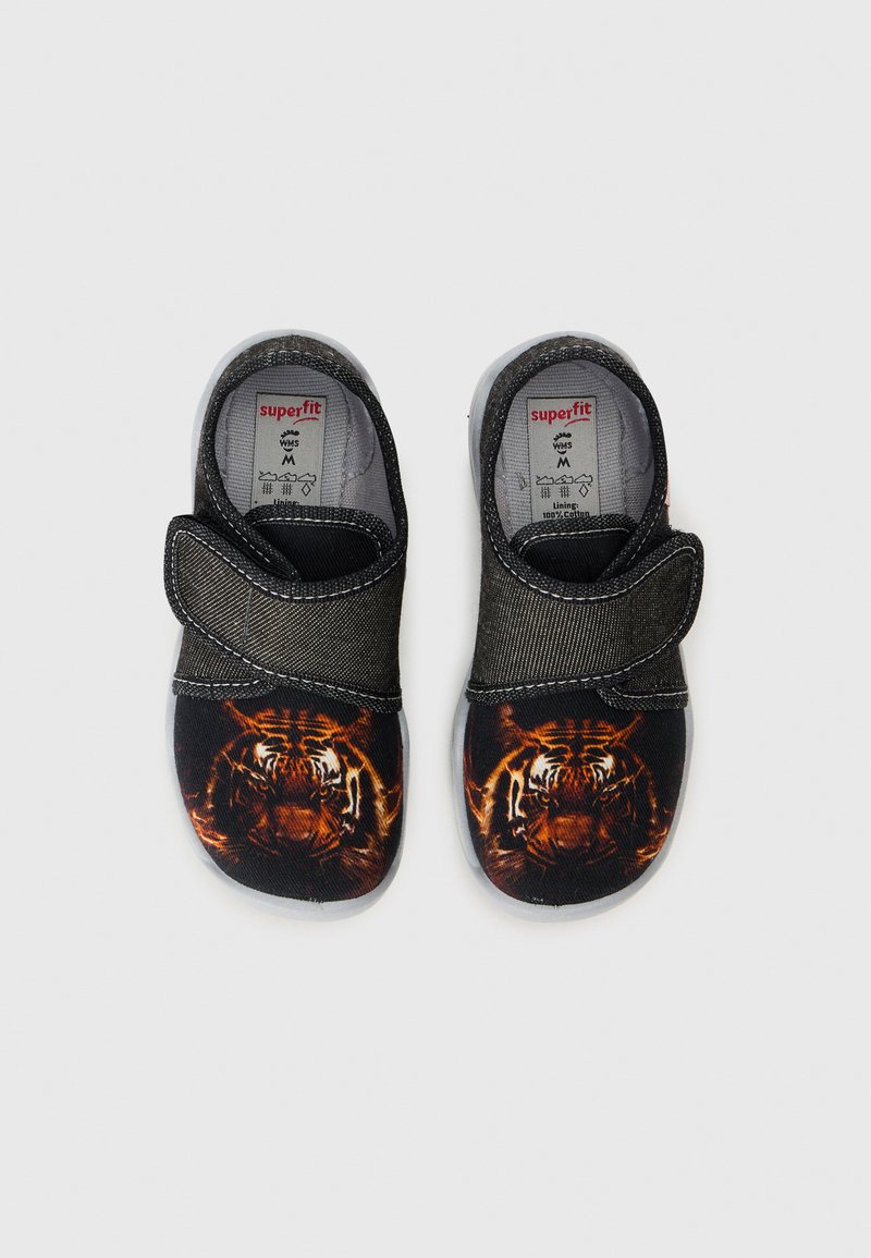 Schwarze textile Slip-On-Schuhe mit grauen Akzenten, die ein Tiger-Design auf der Vorderseite zeigen. Klettverschluss für einen sicheren Sitz, Gummisohle für Traktion.