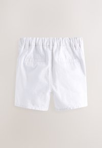 Pantalones cortos blancos de algodón con cinturilla elástica, que cuentan con dos bolsillos traseros y una textura suave. Diseño sencillo de corte recto.