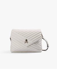 Borsa a tracolla bianca trapuntata con cuciture diagonali, hardware con teschio e tibie incrociate, e tracolla rimovibile. Texture liscia e forma strutturata.
