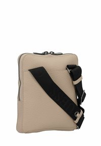 Borsa a mano in pelle beige con finitura a texture, chiusura a doppia zip e tracolla nera regolabile con logo impresso. Forma rettangolare elegante.