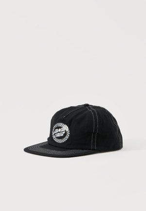Černá baseballová čepice s bílým kontrastním prošitím a kulatým logem Santa Cruz se vzorem šachovnice na předním panelu.