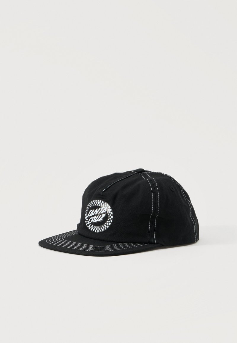 Μαύρο καπέλο μπέιζμπολ με λευκή αντίθετη ραφή και κυκλικό λογότυπο Santa Cruz με σχέδιο σκακιέρας στην μπροστινή πλευρά.