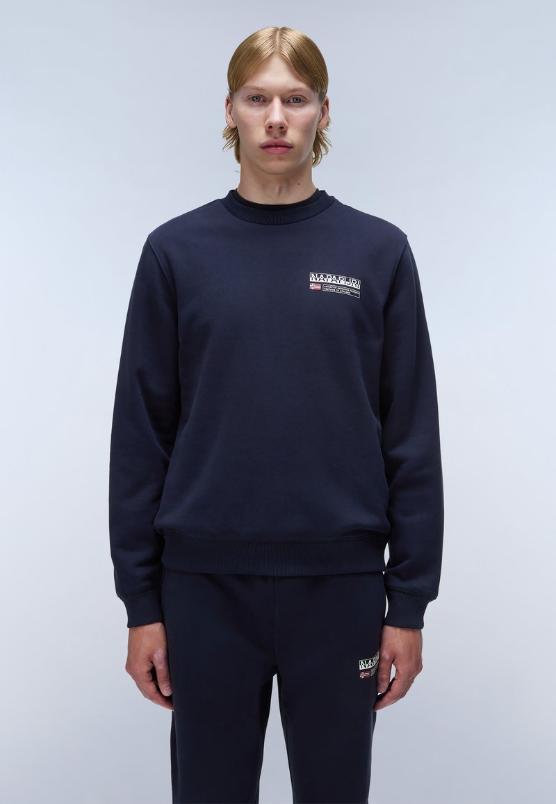 Marineblauwe sweatshirt van een katoenmix, met een klein logopatch op de borst en geribde boorden en zoom.
