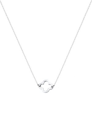 Collana in argento con pendente a quattro foglie, centro aperto, superficie liscia e un design di collegamento delicato.