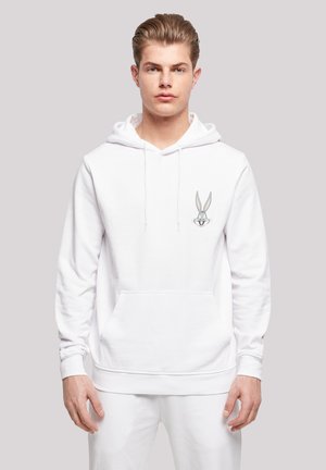 Hvit hettegenser laget av mykt materiale med en frontlomme, som har et lite Bugs Bunny-trykk på venstre bryst.