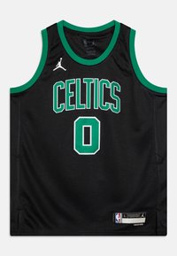 Camiseta de baloncesto negra con detalles en verde, presenta "CELTICS" en letras grandes y el número "0". Está hecha de tela de malla y tiene un escote redondo.