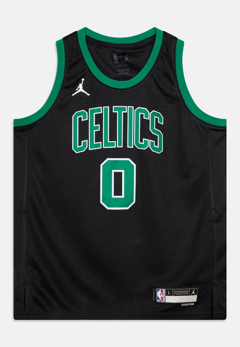 Melnā basketbola krekls ar zaļām akcentiem, uz kura ir rakstīts "CELTICS" pamanāmā fontā un numurs "0". Izgatavots no acs auduma ar apaļu kakla izgriezumu.