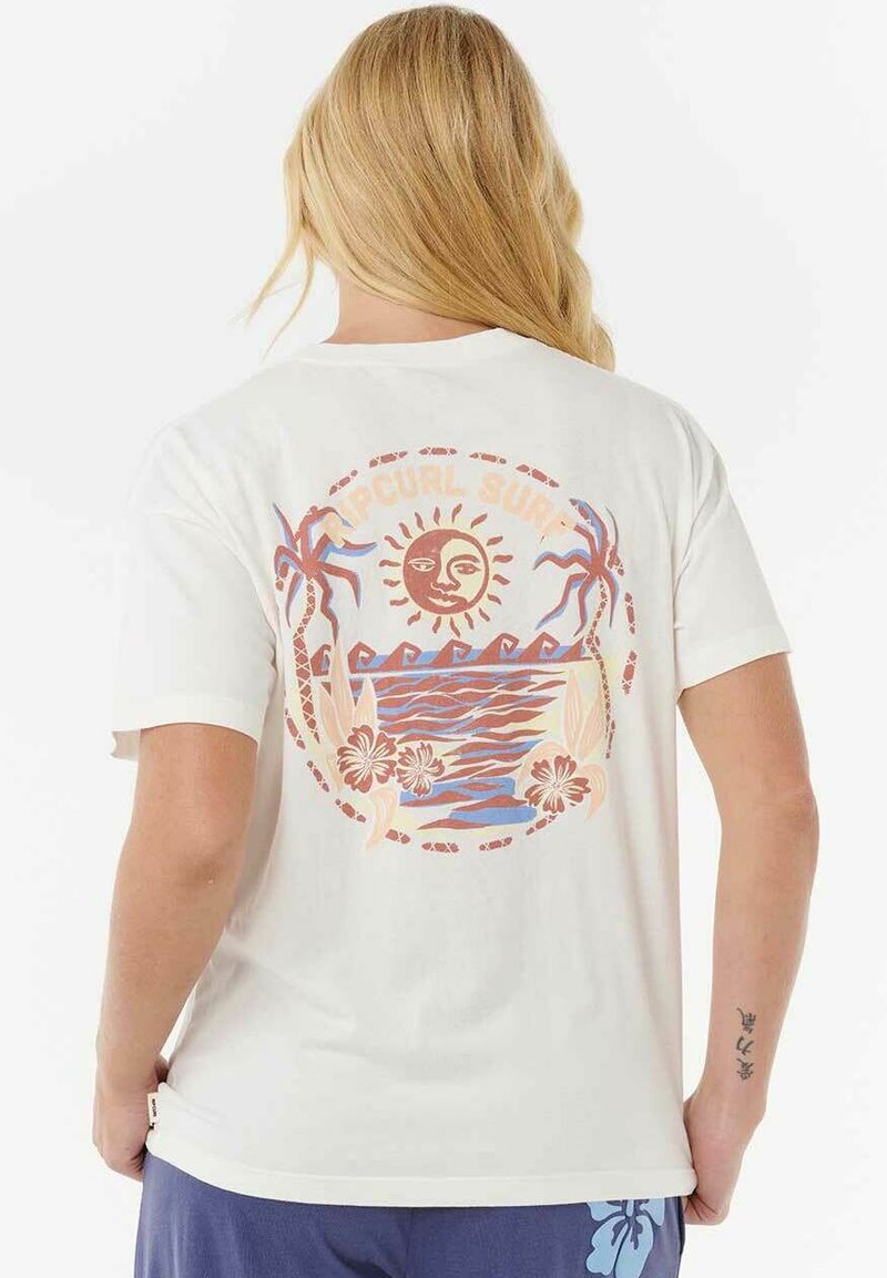 Weißes Baumwoll-T-Shirt mit einem bunten, retro Sonnen- und Wellenmotiv auf dem Rücken, ergänzt durch Akzente von Palmen und Blumen. Mit kurzen Ärmeln und lockerer Passform.