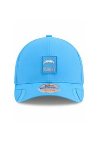 Hellblaues Cap mit einem gebogenen Schirm und einem Logo-Patch der Los Angeles Chargers auf der Vorderseite. Es hat einen glatten Stoff und einen 9FORTY-Aufkleber darunter.