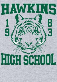 Szara koszulka z zielonym wizerunkiem twarzy tygrysa, z napisem "HAWKINS 1983 HIGH SCHOOL" w pogrubionych, blokowych literach powyżej i poniżej grafiki.