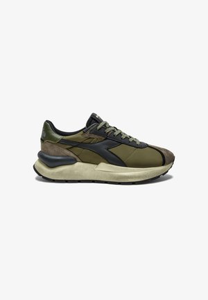 Sneaker da uomo caratterizzato da un mix di materiali verde oliva e neri, texture in suede e sintetico, suola spessa e accenti a contrasto.