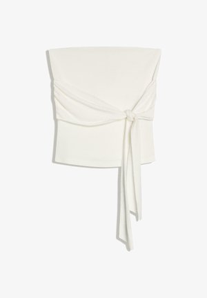 Top corto bianco senza spalline con una ampia fascia legata in un nodo morbido davanti, che pende in modo asimmetrico.