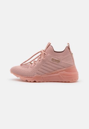 Pink strikket højtop-sneaker med tekstureret mønster, snørebånd og chunky sål på en ensfarvet baggrund.