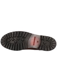 Semelle en caoutchouc avec un motif de traction profond et multidirectionnel ; couleur noire avec une légère usure, présentant un design lisse et légèrement incurvé.