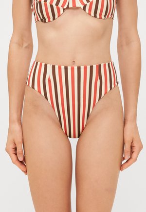 Augstā josta bikini apakšdaļa sarkanā, krēmkrāsas un brūnā svītrā. Gluda tekstūra ar pieguļošu dizainu un bez redzamām detaļām vai dekoratīviem akcentiem.