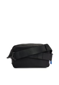 Bolsa cruzada negra hecha de nylon texturizado con cierre con cremallera y correa ajustable. Presenta un detalle en contraste en azul.